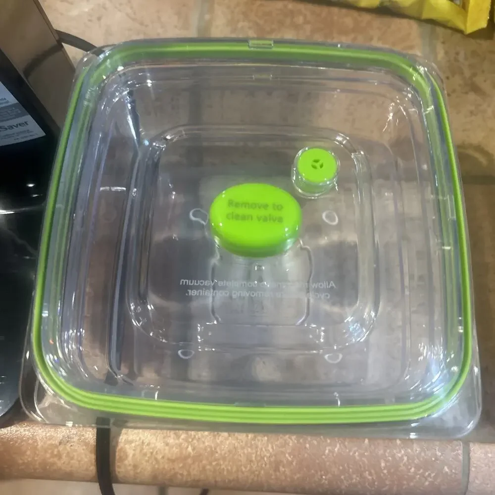 FoodSaver Fresh Food Preservation System With 1 Bowls & a Few Bags FM1100